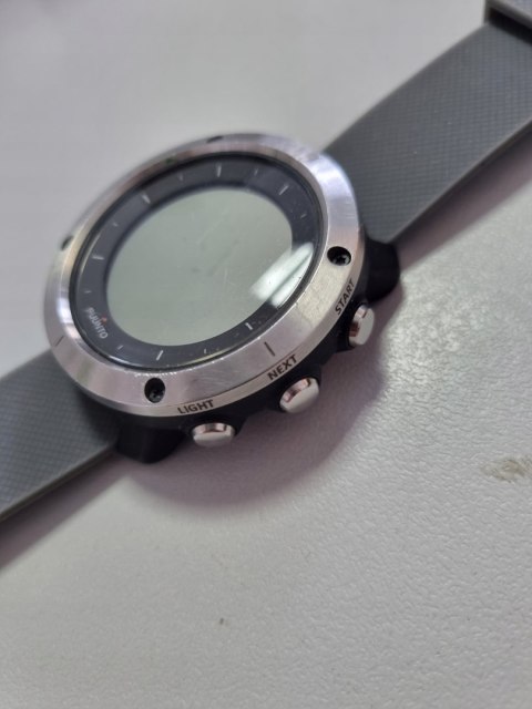 Suunto Traverse Zegarek SS021843000 Black GPS -- SZARY PASEK ---