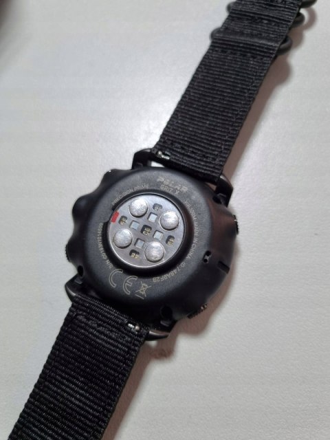 POLAR Grit X czarny M/L GPS zegarek sportowy z paskiem materiałowym - FOTO