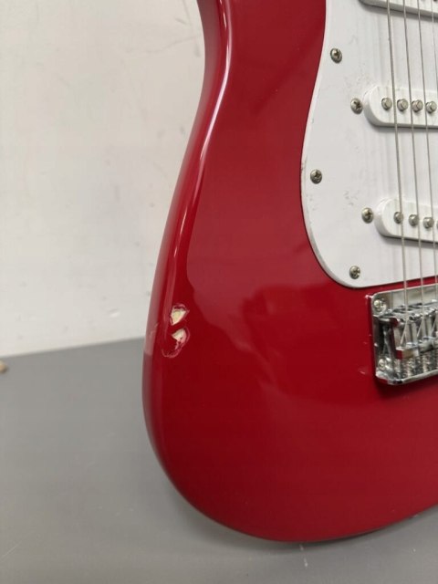 Fender Squier elektryczna mini gitara Stratocaster w kolorze Dakota Red Fender Squier elektryczna mini gitara Stratocaster w kolorze Dakota Red