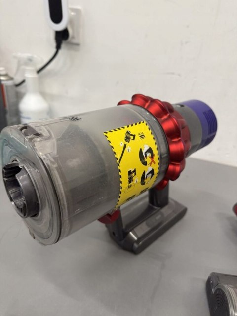 Odkurzacz pionowy Dyson V10 Motorhead czerwony