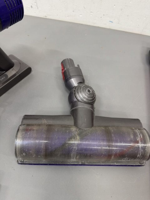 Odkurzacz pionowy Dyson V10 Motorhead czerwony