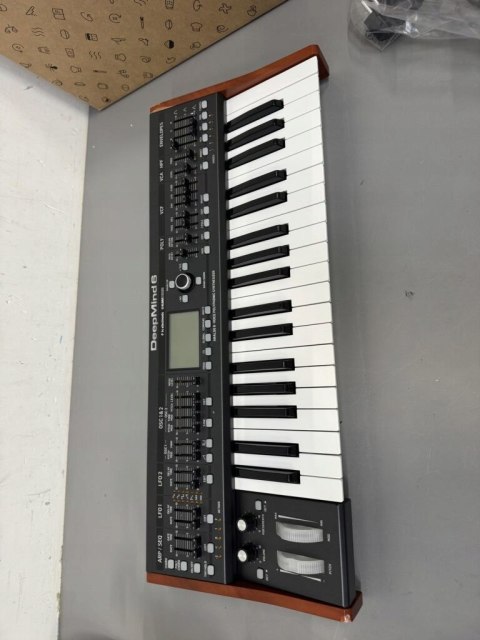Behringer Deepmind 6 Analog synthesizer 37 Czarny, Biały