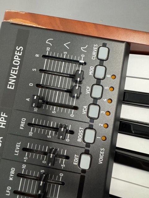 Behringer Deepmind 6 Analog synthesizer 37 Czarny, Biały